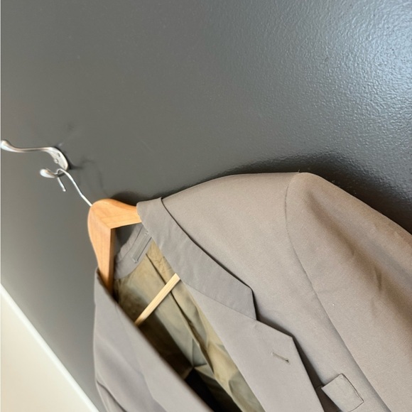 Hugo Boss 44L olive green blazer in EUC wool and classic - Picture 6 of 16